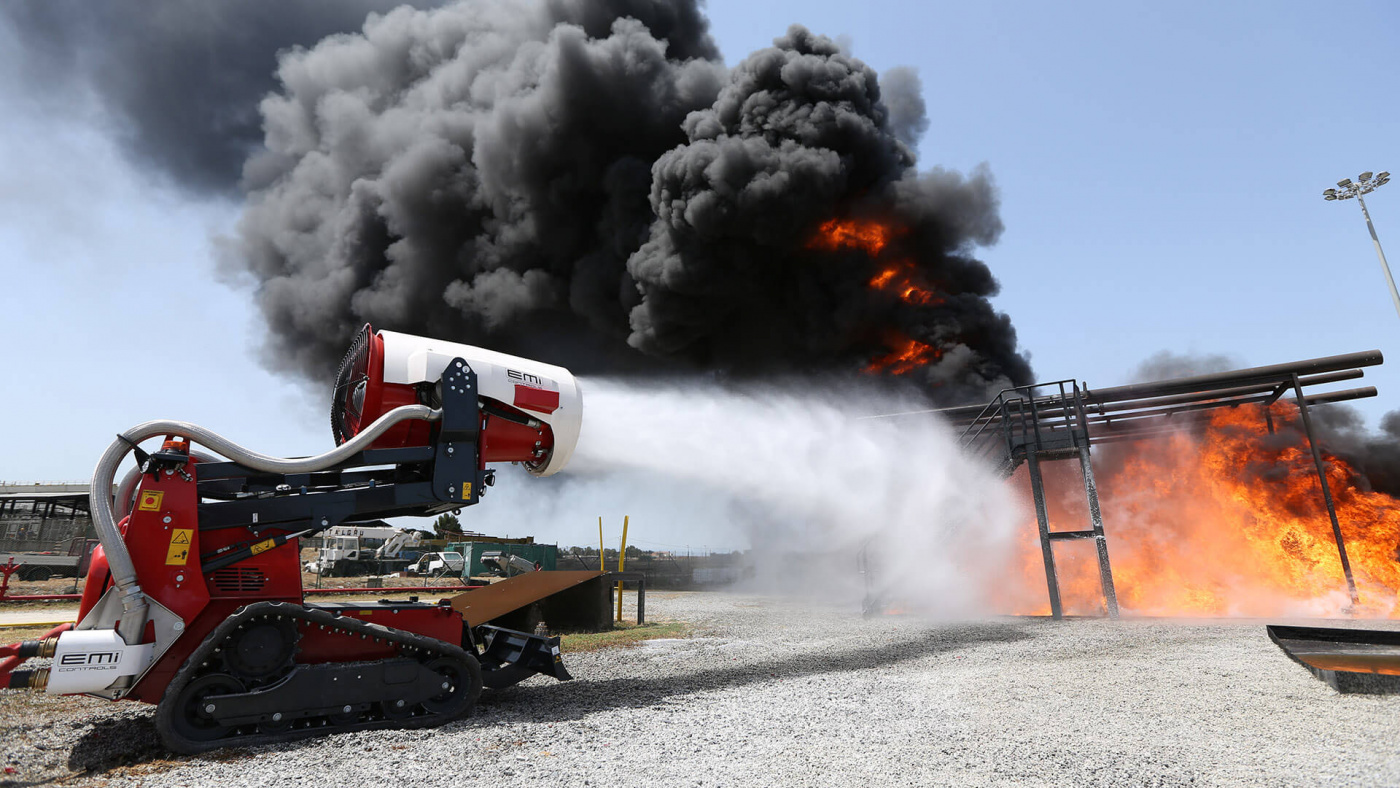 Firefighting robot helps battle blaze in Los Angeles