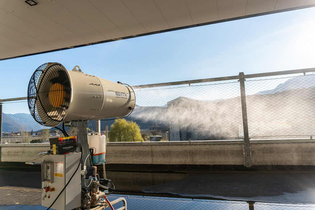 Die V12so ist mit einem 30 Liter Tank für Zusatzmittel (im Bild vorne zu sehen) ausgestattet. 